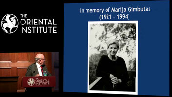 Noviembre del 2017. Hístórico y emocionate momento en el que Lord Colin Renfrew, realiza una conferencia en homenaje a Marija Gimbutas tras décadas de criticar duramente sus teorias.