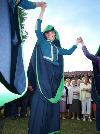 San Juan Kantaita, en Urdian, Navarra. Una reminiscencia cultural de la espiritualidad femenina vasca. En la foto una chica baila en corro con su tradicional vestido en forma de vulva.