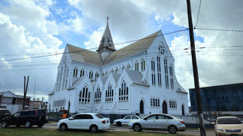 Das Wahrzeichen von Georgetown: die weisse St. George’s Cathedral,