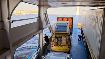 Ein Traum geht in Erfüllung - mit unserem eigenen Auto über den Amazonas gleiten.