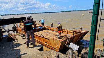 Mit diesem Ponton soll Piccolo nach Suriname?