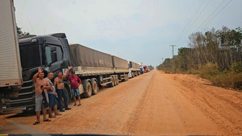 Anstehen vor der Fähre nach Manaus