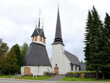 Sehenswürdigkeiten Tornio: Die historische Kirche von Tornio mit separatem Glockenturm.