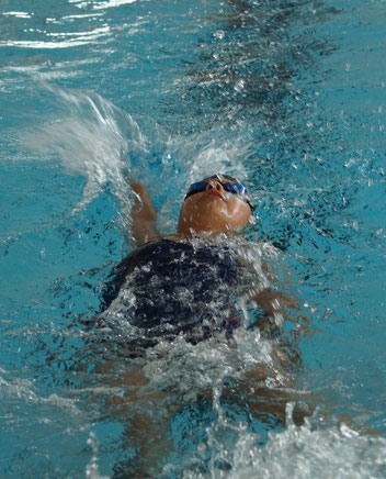 Tamina Sponbrucker aus dem Jahrgang 2015 konnte persönliche Bestzeiten schwimmen.