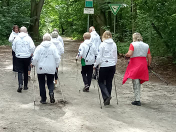 Steffis Gruppe kann auch in einheitlichen Jacken losziehen. Natürlich mit ATSC-Aufdruck und Nordic-Walking-Logo.