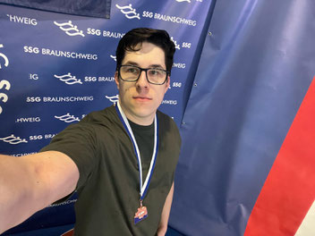 Johannes Bösch sicherte sich schon mal eine Bronzemedaille. Festgehalten per Selfie.