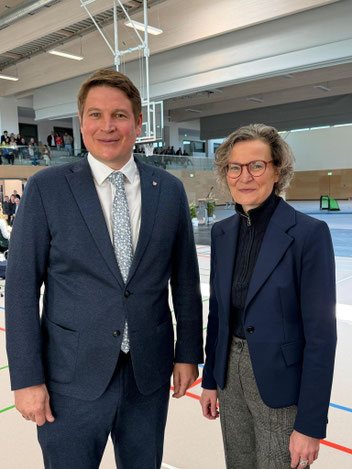 Bürgermeister Nicolas Aisch präsentiert NRW-Bauministerin Ina Scharrenbach Borgentreichs neues Vorzeigeobjekt.
