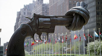 Skulptur "non-violence" vor dem UN-Komplex in New York als Symbol für Frieden und Gewaltlosigkeit. (UN-Foto)