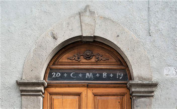 Inscription CMB sur le linteau d'une porte