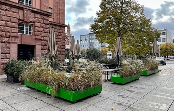 Aussengastronomie mit Windschutz aus Sicherheitsglas in der City