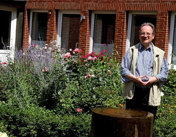 Prof. Dr. Franz-Josef Nocke, der von 1981 bis 1998 in Duisburg und Essen katholische Theologie lehrte, lebt heute mit elf anderen Menschen in den Wohnungen, in denen früher Ordensschwestern zu Hause waren. (Foto: RP / Christoph Reichwein)