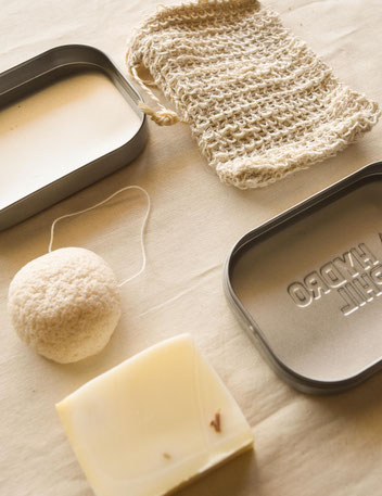 Plastikfrei auf Reisen Travel Kit: Dose, feste Seife, Sisalsäckchen, Cognacschwamm auf einen Blick RiekesBlog
