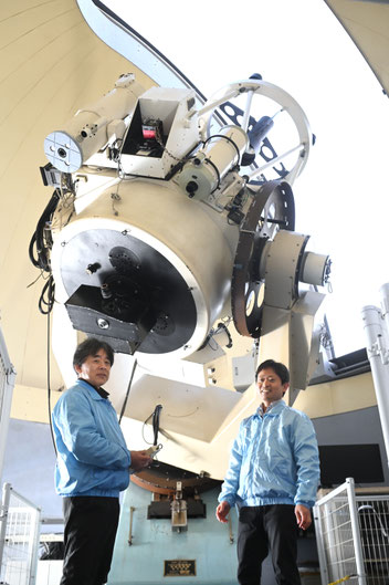 専門技師の前野将太さん(右)と中内弘さん(左)は もちろん天文学が大好きでこの道へ