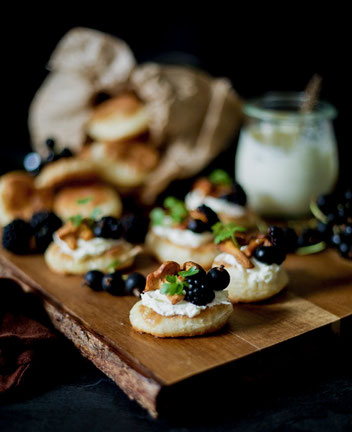 Eierschwammerl auf Hebkuchen, Lebkuchen, Eierschwammerl, Pfifferlinge, Eierschwammerlrezepte, Rezepte, Saisonal, Sommer, Brombeere & Eierschwammerl, Schwarze Ribisel, Germteig