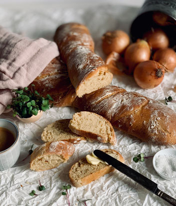 Zweibelbaguette, Veganbacken, vegan, vegankochen, Baguette, Zwiebeln, Gebäck, Brot