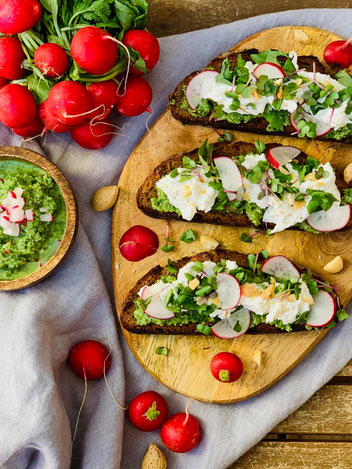 Radieschen, Brot, Burrata, Mandeln