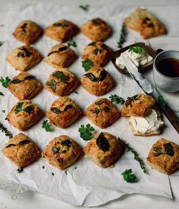 Scones, Cheddar, Cheddarscones, Kräuter, Teegebäck, englisches Teegebäck, Clotted Cream, 