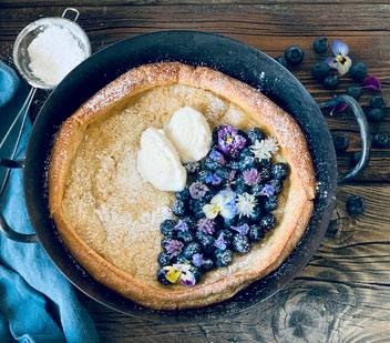 Dutch Baby, Heidelbeeren, Vanilleeis