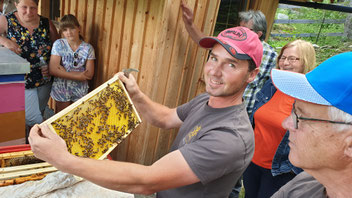 Der Gastgeber Striedinger Kurt beim Einsatz bei seinen Bienen