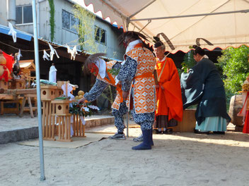 玉串奉奠する猪木大魔（平成24年10月7日大濱御旅所）