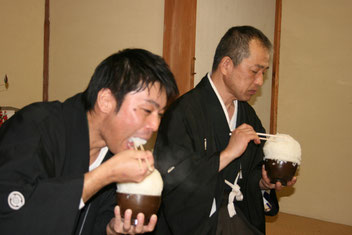 収穫に感謝して、かけ飯を頬張る(平成25年1月6日猪木集会所)