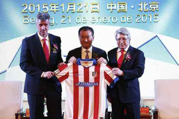 La presentazione da parte dell'Atletico di Madrid del nuovo Socio Cinese, Wang Jianlingil (al centro) Patron del Wanda Group,svoltasi il 21 gennaio 2015 a Pechino