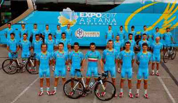 La squadra Astana Pro Team in posa davanti al proprio pulman serigrafato con il logo di Expo 2017
