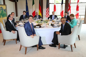 I capi di Stato riuniti attorno al tavolo