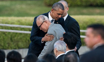 Il Presidente Obama abbraccia Shigeaki Moro sopravvissuto della bomba atomica