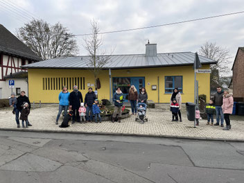 Seit dem 2. Januar 2021 und dem ersten Treffen der Eltern mit der Vorsitzenden des OV Bündnis 90/ DIE GRÜNEN hat sich mittlerweile etwas getan. So hoffen die Eltern mit einer zügigeren Planung und Neubau der Kita St. Peter bis Ende 2023.