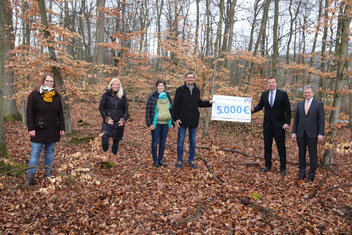 Die Gründer der Elterninitiative Waldkindergarten Wildlinge (von links): Lydia Schmidtz-Köroglu, Miriam König, Sarah Huf und Dr. Lars Huf-Rühlemann bei der Übergabe des Umweltpreises der Volksbank Mittelhessen (Dr. Lars Witteck, Thomas Cornelius).