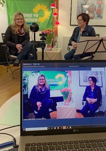 Impression aus dem eineinhalb stündigen moderierten Dialog. Bürgermeisterkandidatin Anja Obermann (links) und Sabine Hirler