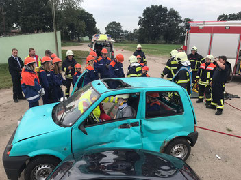 Die Feuerwehr Boizenburg kam zur Verstärkung, um die schwer verletzte Person zu retten.  Foto: Ralf Zücker