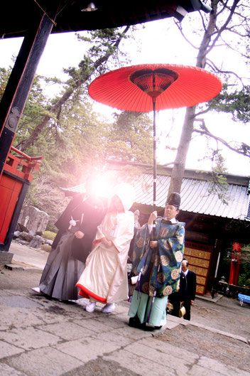 富士吉田市周辺には、富士山の鎮護をお守りされる、木花開耶姫の尊を奉る著名神社が沢山ございます。地元のカップルのみならず、ご加護を願い神社挙式をされるお二人が多数いらっしゃいます。当スタジオでは挙式に合わせ境内周辺でのロケーション撮影と挙式そのものの撮影、及び和装衣装のレンタルセットを受け賜っています。