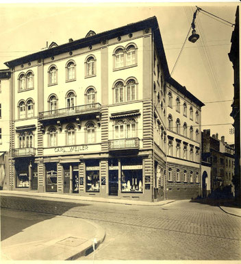 Kölnische Str. 4 um 1930 Im 2. Stock wohnten Hermann und Frieda Durch den Torbogen in der Mauerstraße ging es auf den Hof