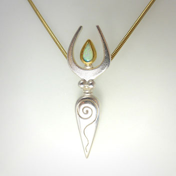 Schmuckanhänger Silber - Spiralgöttin mit Opal in Feingoldfassung