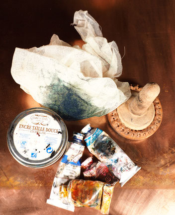 Werkzeuge und Druckfarben zum Einfärben von Druckplatten bei Tiefdruck, Atelier tiefdruckArt von Katharina Lechner