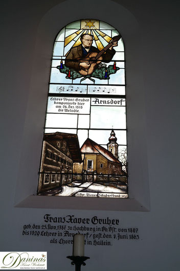 Stille-Nacht-Kapelle in Oberndorf. Fenster des Liedschöpfer/Komponisten Franz Xaver Gruber.