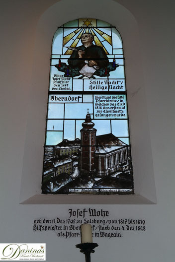 Stille-Nacht-Kapelle in Oberndorf bei Salzburg. Fenster des Liedschöpfers/Dichters Joseph Mohr.