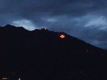 Feuer auf den Bergen in Südtirol in Meran und Umgebung