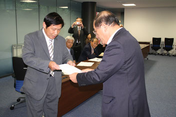 長岡市長に申入書を手渡す出雲民商の金山会長
