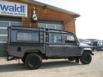 LAND ROVER DEFENDER 130 DCPU 2,2 Td4 Hardtop Flügeltüren "LandRover-Style" Heckstoßstange HD Frontstoßstange Unterfahrschutz Differentialschutz Rock-Treeslider Edelstahl Schnorchel Safety Device Überrollbügel Dachträger Hardtop Dachträger Siebdruckplatten