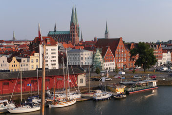 _lubeck-untertrave-mit-marienkirche_smartphonepiloten_pixelio
