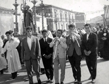 Francesco Castangia  (a sx) suona in processione insieme al suonatore Giovanni Lai 