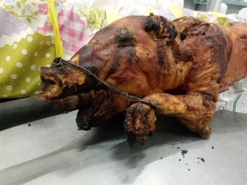 Ein gegrilltes Ferkel