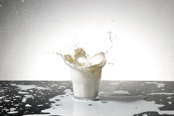 Milchglas Milch verschütten