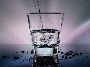 Ein Glas Wasser wird befüllt