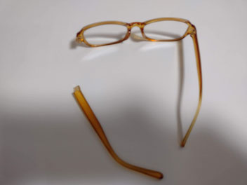 100均ショップの老眼鏡が壊れた