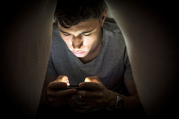 Si vous avez la (mauvaise) habitude de consulter vos SMS tout en étant dans votre lit, arrêtez dès ce soir !