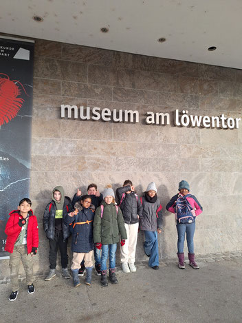 Die Schüler der Klasse 5 stehen am Eingang des Löwentormuseums